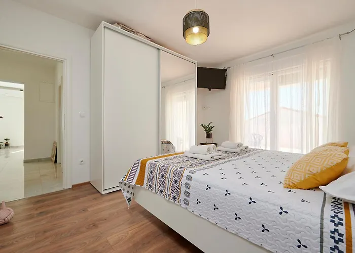 Tomi 아파트 트로기르