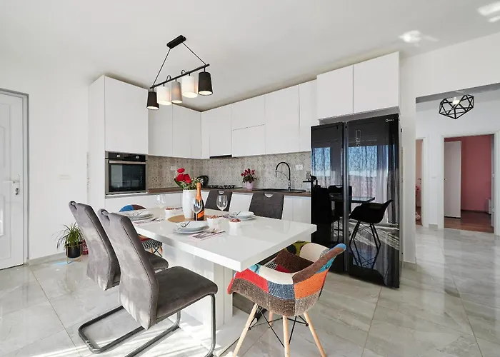 Tomi 아파트 트로기르